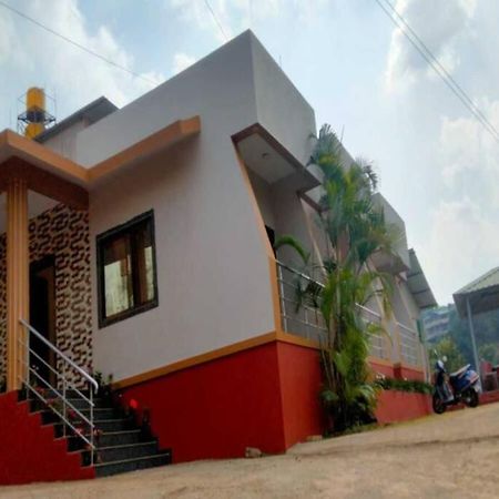 Maple Villa ماهاباليشوار المظهر الخارجي الصورة